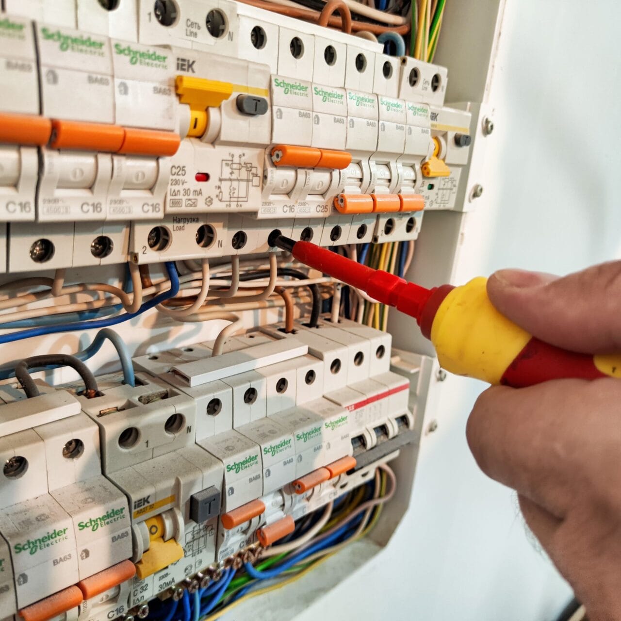 Travaux éléctriques - Mise aux normes d'une installation électrique selon la norme NF C 15-100